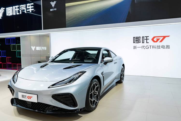 广州72哪吒汽车在智能汽车领域的表现，领途汽车在新能源汽车市场中的影响力